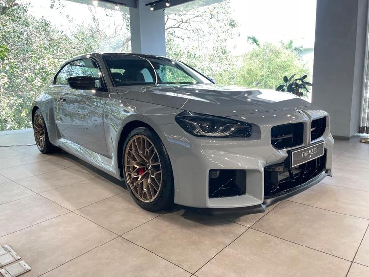 BMW M2 CS Comes To India; 530bhp, RWD, But Available In Limited Numbers बीएमडब्ल्यू M2 CS 530बीएचपी की ताकत, हल्के कार्बन फाइबर अपग्रेड और अंदर और बाहर दोनों तरफ कुछ आक्रामक अंदाज के साथ आती है, जो इसे M2 का अब तक का सबसे दमदार एडिशन बनाती है.