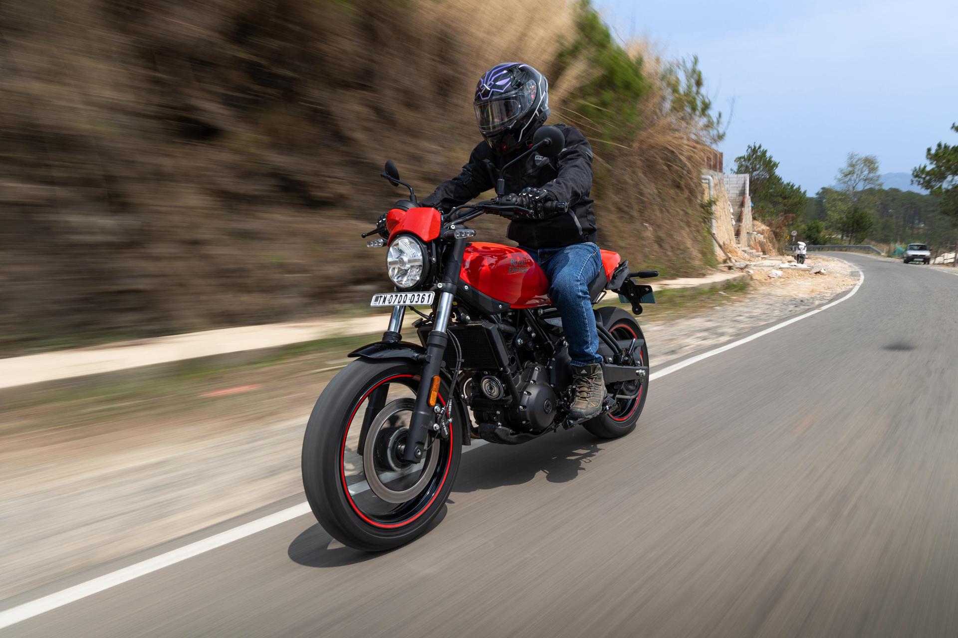 रॉयल एनफील्ड गुरिल्ला 450 एपेक्स - छोटा अपडेट, बड़ा फर्क उत्तर पूर्व भारत की घुमावदार सड़कों पर 150 km से ज्यादा चलाने के बाद, रॉयल एनफील्ड गुरिल्ला 450 का नया एपेक्स वेरिएंट वही बाइक लगती है जो इसे शुरुआत से ही होना चाहिए था.