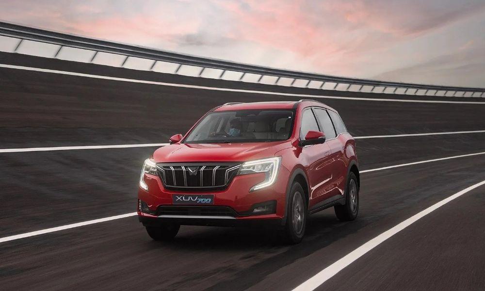 Mahindra XUV700 AX7 Prices Temporarily Slashed By Up To Rs 2.20 Lakh इसके साथ, एसयूवी का AX7 ट्रिम अब रु.19.49 लाख (एक्स-शोरूम) से शुरू होती है.