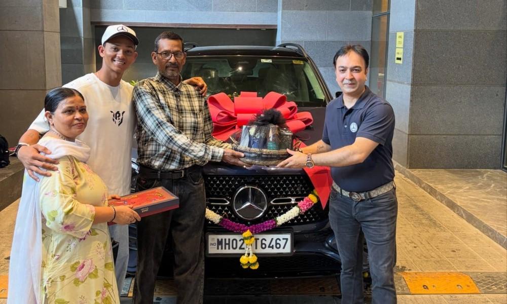 Yashasvi Jaiswal Gifts His Father a Brand-New Mercedes-Benz GLE 300d Luxury SUV यशस्वी जयसवाल ने अपनी पिता को लग्जरी एसयूवी -मर्सिडीज़-बेन्ज़ GLE 300d गिफ्ट की है. भारतीय क्रिकेट टीम के प्रतिभाशाली युवा ओपनर ने इस एसयूवी को फादर्स डे के मौके पर अपने पिता को गिफ्ट किया.