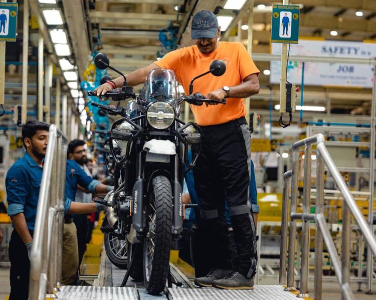 Royal Enfield To Boost Annual Production Capacity To 20 Lakh Motorcycles बढ़ती मांग को पूरा करने के लिए रॉयल एनफील्ड ने निर्माण क्षमता में बड़े पैमाने पर विस्तार करने की योजना बनाई है, जिसका लक्ष्य वित्त वर्ष 2028 तक प्रति वर्ष 20 लाख मोटरसाइकिलों की निर्माण क्षमता हासिल करना है.