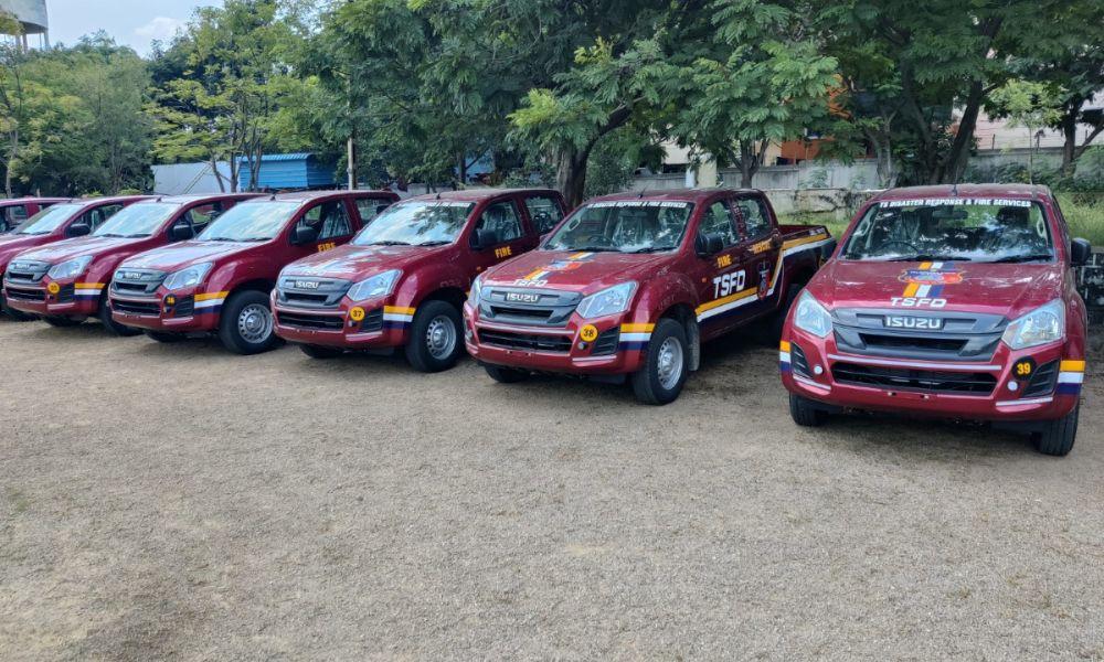 Isuzu Delivers S-Cab And Hi-Lander To Telangana Fire Department In Hyderabad इसुज़ु ने कुल 34 एस-कैब कमर्शियल पिकअप और 5 हाई-लैंडर वाहन सौंपे हैं. S-CAB, एक कमर्शियल पिकअप, 2.5-लीटर कॉमन-रेल, इंटर-कूल्ड, चार-सिलेंडर डीजल इंजन के साथ आती है. दूसरी ओर, हाई-लैंडर में 1898 सीसी का 4-सिलेंडर, कॉमन-रेल, वीजीएस टर्बो इंटरकूल्ड डीजल इंजन मिलता है.