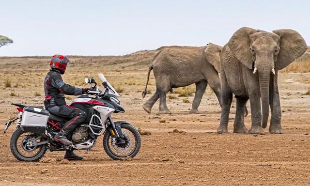 डुकाटी मल्टीस्ट्राडा V4 रैली भारत में हुई लॉन्च; कीमतें Rs. 29.72 लाख से शुरू मल्टीस्ट्राडा परिवार में नई मोटरसाइकिल को दो वैरिएंट में पेश किया गया है, जिसमें स्पोक व्हील और ब्लैक चैनल के साथ डुकाटी रेड के लिए कीमतें ₹29.72 लाख और स्पोक व्हील और ब्लैक लाइवरी में ब्लैक चैनल के साथ ब्रश एल्यूमीनियम और मैट ब्लैक के लिए ₹30.03 लाख से शुरू होती हैं.