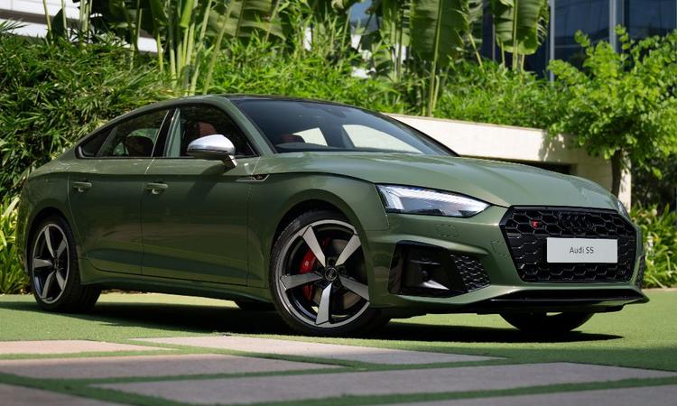 Audi S5 Sportback Platinum Edition Launched In India सीमित एडिशन S5 स्पोर्टबैक प्लैटिनम वैरिएंट की कीमत ₹81.57 लाख (एक्स-शोरूम, भारत) है. S5 स्पोर्टबैक प्लैटिनम एडिशन कुछ खासियतों के साथ आता है जो इसे मानक S5 स्पोर्टबैक से अलग करते हैं.