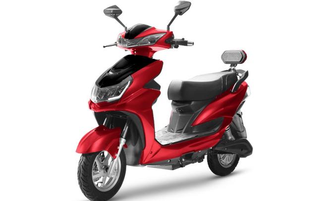 ओडिसी E2GO इलेक्ट्रिक स्कूटर को नया ग्राफीन वैरिएंट मिला, कीमत Rs. 63,550 
E2GO ग्राफीन इलेक्ट्रिक स्कूटर की रेंज 100 किमी होने का दावा किया गया है, और बैटरी को 8 घंटे में पूरी तरह चार्ज किया जा सकता है और इलेक्ट्रिक स्कूटर को चलाने के लिए रजिस्ट्रेशन की आवश्यकता नहीं है.