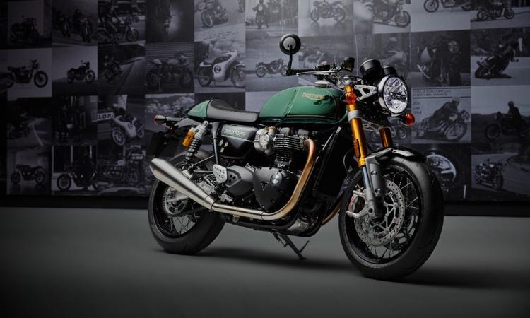 Triumph Thruxton Final Edition Revealed; Is Based On The RS Variant! इस युग के अंत के मॉडल को अलग करने के लिए, ट्रायम्फ ने कई खास फीचर्स पेश किये हैं. इनमें से सबसे प्रमुख है एक मेटेलिक 'कॉम्पीटिशन ग्रीन' पेंट स्कीम, जो 1960 के दशक की थ्रक्सटन की रेसिंग विरासत को श्रद्धांजलि देता है.