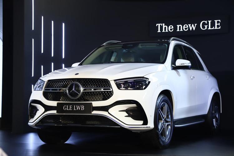 2024 Mercedes-Benz GLE Facelift Launched In India; Prices Start At Rs. 96.40 Lakh जीएलई फेसलिफ्ट केवल लॉन्ग व्हीलबेस (एलडब्ल्यूबी) प्रारूप में पेश की गई है और तीन वैरिएंट में आती है, जिसमें एक एंट्री-लेवल डीजल - GLE 300 d 4मैटिक और GLE 450 4मैटिक और GLE 450 डी 4मैटिक शामिल है.