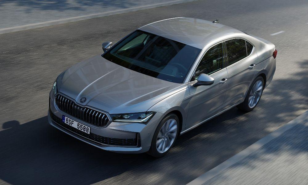 New-Gen Skoda Superb India Launch Confirmed For 2025 चौथी पीढ़ी की सुपर्ब अपने पिछले मॉडल की तुलना में लंबी और ऊंची है और केबिन के अंदर अधिक तकनीक से भरपूर है.