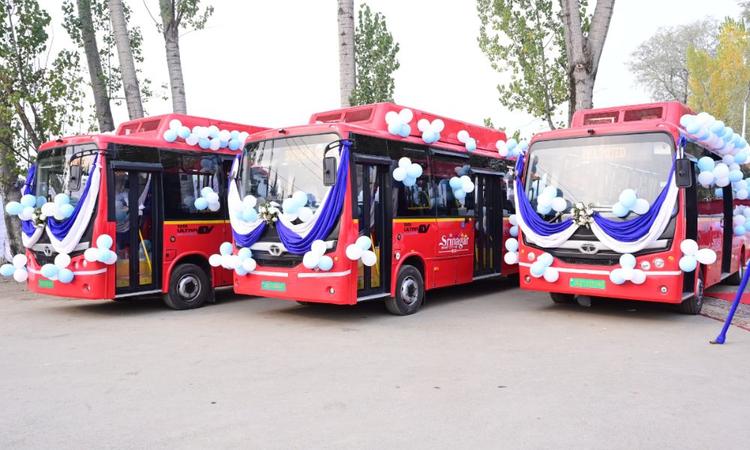 Tata Motors Delivers First Batch Of Ultra EV Air Conditioned Buses To Srinagar यह उपलब्धि श्रीनगर और जम्मू दोनों में क्रमशः 100 इलेक्ट्रिक बसों की आपूर्ति, रखरखाव और संचालन के उद्देश्य से एक महत्वपूर्ण ऑर्डर के हिस्से के रूप में आती है.