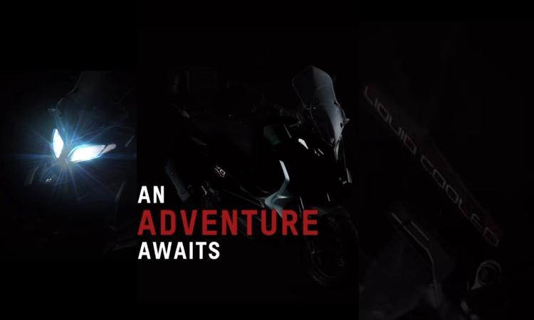 Hero MotoCorp Teases Upcoming Adventure Maxi-Scooter; To Be Powered By A Liquid-Cooled Engine बिल्कुल नये स्कूटर को EICMA 2023 में पेश किया जाएगा, जो 7 नवंबर से 12 नवंबर तक चलेगा. टीज़र स्कूटर के एक छोटे हिस्से को दिखाता है, साथ ही इसमें 'ज़ूम' की बैजिंग देखने को मिलती है.