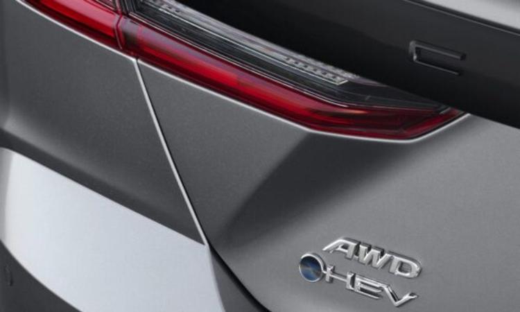 New Toyota Camry Teased Ahead Of November 14 Debut नई पीढ़ी की कैमरी 14 नवंबर को अमेरिका में लॉस एंजिल्स ऑटो शो में नए क्राउन वेरिएंट के साथ अपनी शुरुआत करेगी.