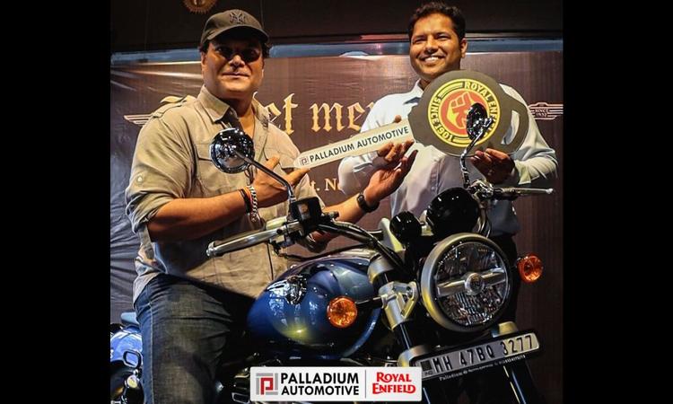 Actor Dayanand Shetty Of CID Fame Brings Home The Royal Enfield Super Meteor 650 सीआईडी फेम अभिनेता दयानंद शेट्टी ने सोशल मीडिया पर सुपर मीटिओर 650 की डिलीवरी लेते हुए एक वीडियो साझा किया.