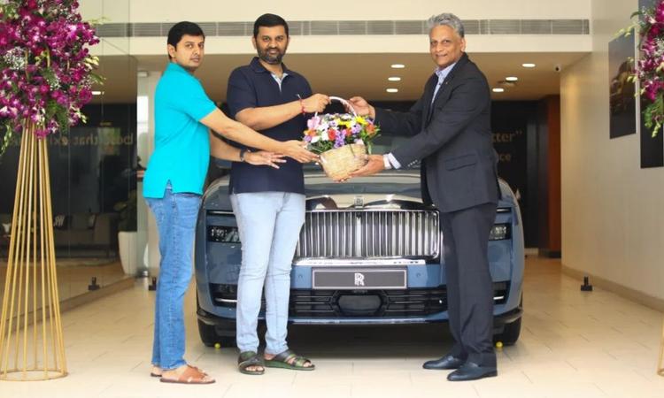 First All-Electric Rolls-Royce Spectre Delivered In India कार की शुरुआती कीमत रु 7.50 करोड़ (एक्स-शोरूम) है, ग्राहक कार में किस तरह के फीचर्स चाहता है, उसके आधार पर कीमत बढ़ सकती है.