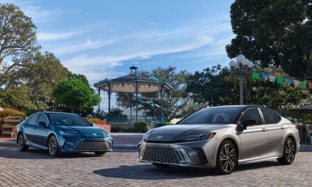 All-New Toyota Camry Sedan Makes Global Debut यह पहली बार है कि सेडान को अमेरिका में केवल हाइब्रिड विकल्प के साथ बेचा जाएगा