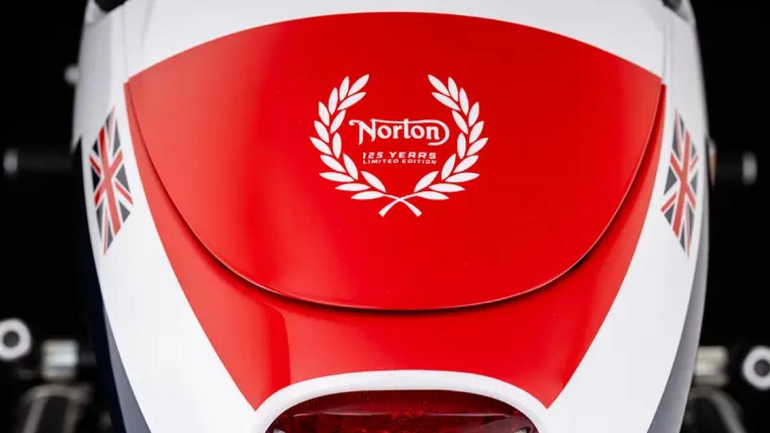Norton Motorcycles Unveils 125th Anniversary Limited Edition Models टीवीएस के स्वामित्व वाले ब्रांड की 125वीं वर्षगांठ का जश्न मनाने के लिए विशेष रंगों में नॉर्टन की तीन बाइक की केवल 125 यूनिट पेश की जाएंगी.