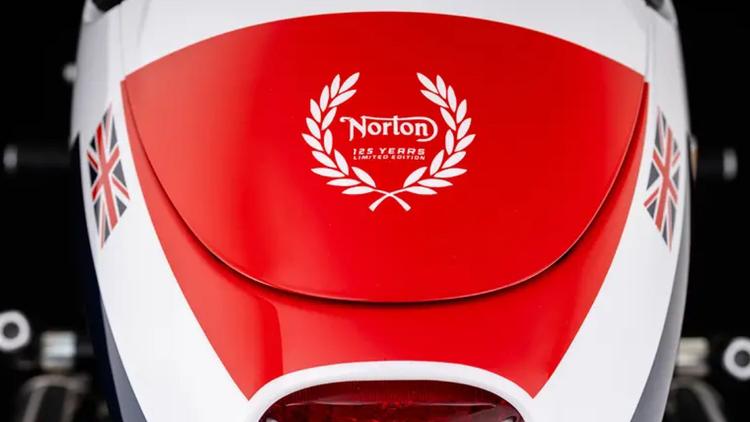 Norton Motorcycles Unveils 125th Anniversary Limited Edition Models टीवीएस के स्वामित्व वाले ब्रांड की 125वीं वर्षगांठ का जश्न मनाने के लिए विशेष रंगों में नॉर्टन की तीन बाइक की केवल 125 यूनिट पेश की जाएंगी.