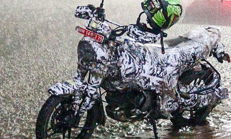 New Bajaj 150 cc Commuter Motorcycle Spotted Testing; Is This The CT150X? एक नई जासूसी तस्वीर से पता चलता है कि बजाज अर्ध-शहरी और ग्रामीण बाजारों को ध्यान में रखते हुए 150 सीसी कम्यूटर मोटरसाइकिल पर काम कर रहा है, जिसे CT150X कहा जा सकता है.