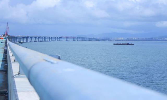 21.8 किमी में फैला, 16.50 किमी के समुद्री विस्तार और 5.5 किमी के भूमि भाग के साथ, यह पूरा होने पर भारत का सबसे लंबा समुद्री पुल बनने की ओर अग्रसर है.