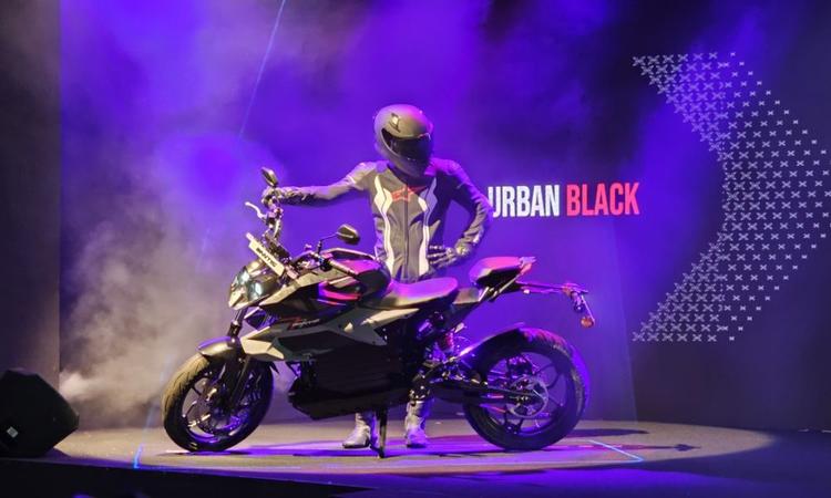 Production Ready Orxa Mantis Unveiled; Priced At Rs 3.6 Lakh इलेक्ट्रिक बाइक की बुकिंग ब्रांड की वेबसाइट के माध्यम से खुली है, पहले 1000 ग्राहकों के लिए ₹10,000 और उसके बाद ₹25,000 में मोटरसाइकिल बुक हो सकेगी.