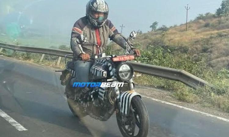 Updated Husqvarna Vitpilen 250 Spotted Testing, To Get Upgrades From KTM 250 Duke इस साल की शुरुआत में पेश की गई हाल ही में बदली गई KTM 250 Duke पर आधारित अपडेट पाने के लिए पूरी तरह तैयार है, और अगले साल किसी समय आने की संभावना है.