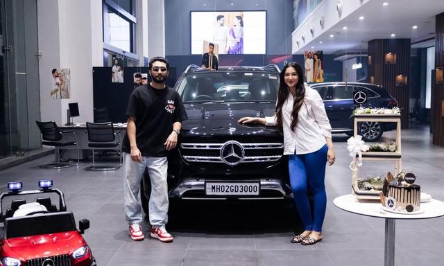 गौहर खान और उनके पति ज़ैद दरबार अपनी नई मर्सिडीज की डिलीवरी लेने मुंबई में एक डीलरशिप पर पहुंचे.
