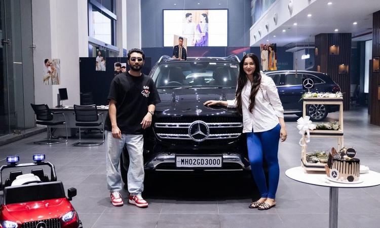 Actor Gauhar Khan Brings Home A Mercedes-Benz GLE 300d SUV गौहर खान और उनके पति ज़ैद दरबार अपनी नई मर्सिडीज की डिलीवरी लेने मुंबई में एक डीलरशिप पर पहुंचे.