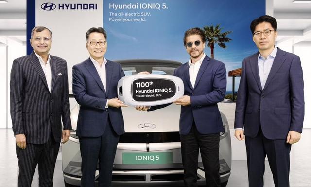 ह्यून्दे ने ब्रांड के साथ 25 साल लंबे जुड़ाव के उपलक्ष्य में शाहरुख खान को Ioniq 5 पेश की है. यह उनके कार कलेक्शन में पहली इलेक्ट्रिक कार होगी.
