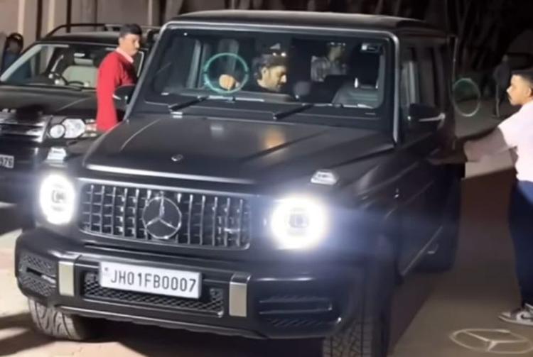 MS Dhoni Adds The Mercedes-AMG G63 To His Garage एमएस धोनी को हाल ही में अपनी नई मर्सिडीज-एएमजी जी63 चलाते हुए देखा गया था, लेकिन जिस चीज ने सबका ध्यान खींचा वह थी इसकी खास नंबर प्लेट थी.