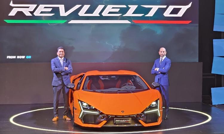 Lamborghini Revuelto Hybrid Supercar Launched; Priced At Rs 8.89 Crore रेवुएल्टो 6.5 लीटर वी12 इंजन के साथ आती है जो तीन इलेक्ट्रिक मोटरों से जुड़ा है और संयुक्त रूप से 1001 बीएचपी ताकत बनाता है.