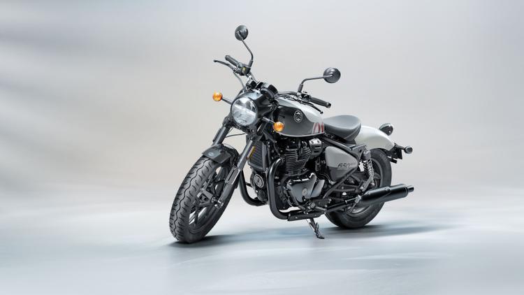 Royal Enfield Shotgun 650 Unveiled पिछले महीने शॉटगन के एक लिमिटेड मोटोवर्स एडिशन को पेश करने के बाद रॉयल एनफील्ड ने शॉटगन 650 के प्रोडक्शन मॉडल को पेश किया है.