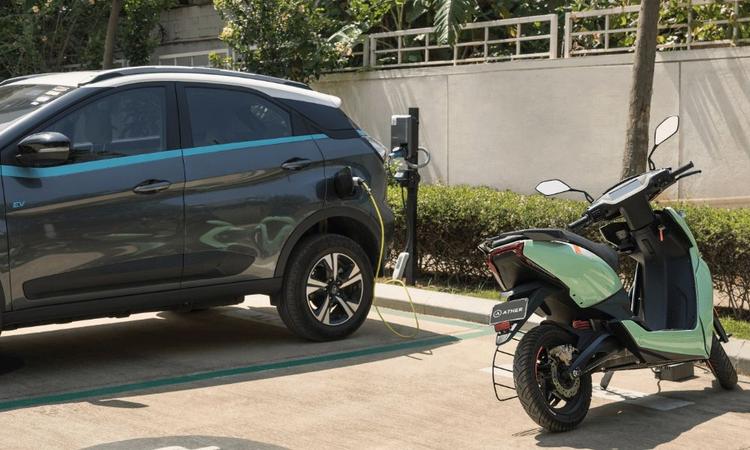 Extend FAME Incentives Till 2027; Subsidise Private Electric Cars: Parliamentary Committee भारत में इलेक्ट्रिक दोपहिया वाहनों की बिक्री पर प्रोत्साहन में कमी के प्रभाव को ध्यान में रखते हुए, संसदीय स्थायी समिति ने फुल सब्सिडी बहाल करने की सिफारिश की है.