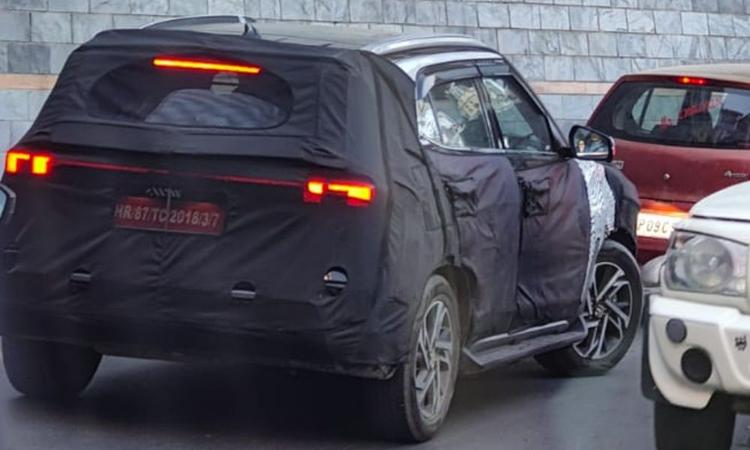 2024 Hyundai Creta Facelift: Latest Spy Shots Reveal Connected LED Taillights क्रेटा फेसलिफ्ट 16 जनवरी, 2024 को लॉन्च होने वाली है और इसमें बाहरी हिस्से में अंतर और ADAS और बहुत कुछ में महत्वपूर्ण बदलाव होंगे.