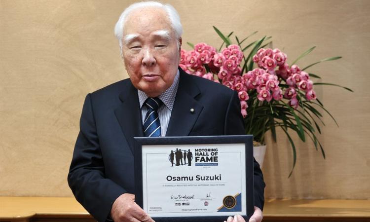 Osamu Suzuki Posthumously Honoured With Padma Vibhushan सुजुकी ने भारत सरकार के साथ हुए समझौते में महत्वपूर्ण भूमिका निभाई थी जिसके परिणामस्वरूप मारुति सुजुकी की स्थापना हुई, जो भारत में वर्तमान यात्री वाहन बाजार की अग्रणी कंपनी है.