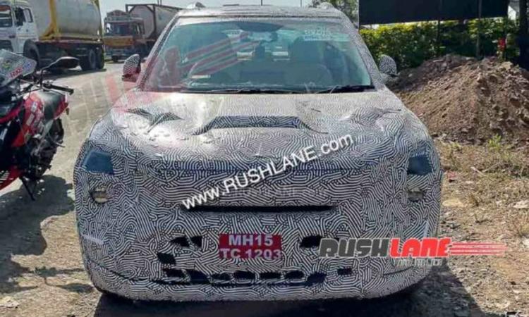 Mahindra XUV300 Facelift Spy Shots Reveal Updated Interior टेस्ट में देखी गई कार में इलेक्ट्रॉनिक पार्किंग ब्रेक, फ्रंट और रियर सेंटर आर्मरेस्ट और सभी सीटों के लिए 3-पॉइंट सीट बेल्ट हैं.