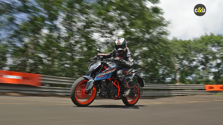 KTM 390 Duke Price Cut By Rs. 18,000; Now Costs Rs. 2.95 Lakh केटीएम 390 ड्यूक की कीमत अब रु. 2.95 लाख (एक्स-शोरूम) है, जो इसे एंट्री लेवल  के रूप में बहुत अच्छी कीमत की बाइक बनाता है.