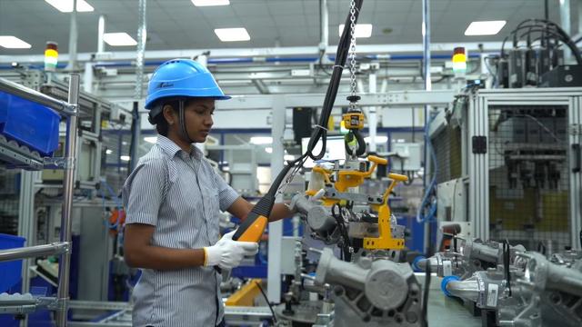 अशोक लेलैंड ने अपने प्लांट में 80 महिला कर्मचारियों के साथ एक लाइन शुरु की है और वे नई इंजन लाइन के पूरे उत्पादन के लिए जिम्मेदार होंगी.