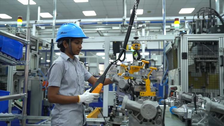 Ashok Leyland Sets Up All-Women Production Line At Hosur Plant अशोक लेलैंड ने अपने प्लांट में 80 महिला कर्मचारियों के साथ एक लाइन शुरु की है और वे नई इंजन लाइन के पूरे उत्पादन के लिए जिम्मेदार होंगी.