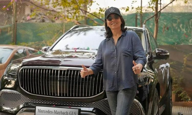 Actor Neetu Kapoor Takes Delivery Of A Brand-New Mercedes Maybach GLS 600 मायबाक जीएलएस 600 लग्ज़री एसयूवी की कीमत रु 2.92 करोड़ (एक्स-शोरूम) है.