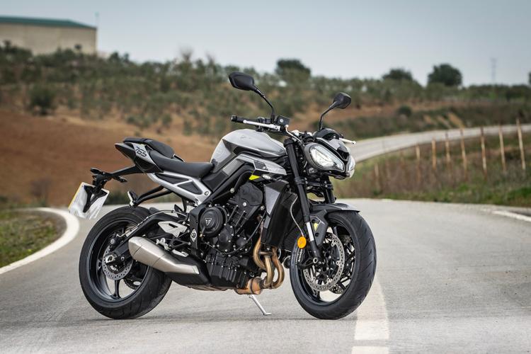 2023 Triumph Street Triple To Launch In June कुछ ट्रायम्फ डीलर्स से हमने बात की, उन्होंने हमें बताया कि कुछ देरी के बाद मोटरसाइकिल आखिरकार जून 2023 के मध्य में बिक्री के लिए उपलब्ध होगी.