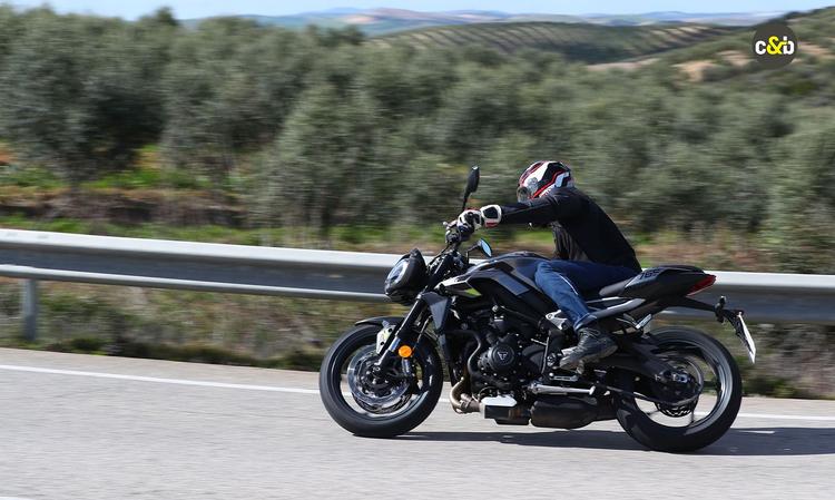 2023 Triumph Street Triple 765 Launch Date Announced कंपनी ने ऐलान किया है कि इस नई बाइक को 15 मार्च को भारत में लॉन्च किया जाएगा.