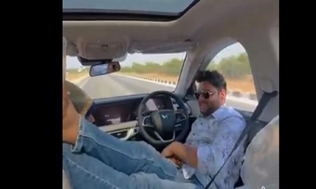महिंद्रा XUV700 का हाल ही में एक वीडियो सोशल मीडिया पर तेज़ी से वायरल हो रहा है, जिसमें देखा गया है कि एक शख्स हाईवे पर गाड़ी को सेल्फ ड्राइविंग मोड में काफी तेज़ी से दौड़ा रहा है.