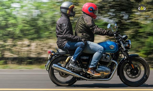 केरला में अब बाइक सवारों को पीछे बैठी सवारी से बात करना पड़ेगा भारी, माना जाएगा दंडनीय अपराध केरला राज्य नियम का उल्लंघन करने पर जुर्माना लगाएगा, हालांकि विशिष्ट दंड का खुलासा नहीं किया गया है.