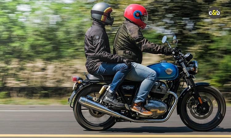 Bikers Talking To Pillion While Riding Now Punishable In Kerala केरला राज्य नियम का उल्लंघन करने पर जुर्माना लगाएगा, हालांकि विशिष्ट दंड का खुलासा नहीं किया गया है.