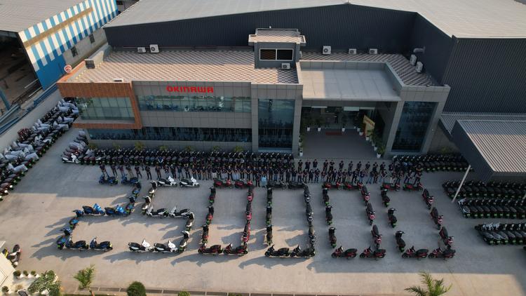 Okinawa Rolls Out 250,000th EV From Its Plant In India ओकिनावा ऑटोटेक भारत में 2.5 लाख वाहन निर्माण मील का पत्थर पार करने वाला पहला इलेक्ट्रिक दोपहिया निर्माता बन गया है. कंपनी ने 6 साल में उपलब्धि हासिल की, जब उसने 2017 में ओकिनावा रिज लॉन्च किया.