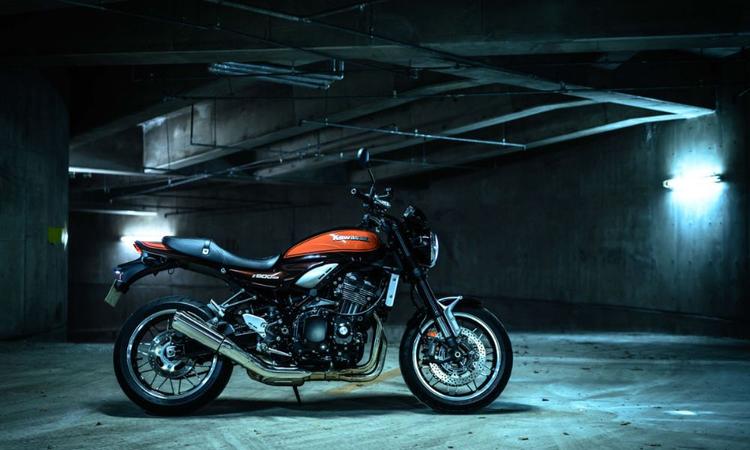 Kawasaki Launches New Z900RS In India; Priced At Rs. 16.47 lakh कावासाकी Z900RS में सर्कुलर हेडलैंप, पतला फ्यूल टैंक और छोटा पिछला हिस्सा है. Z900RS के कुछ डिज़ाइन एलिमेंट्स को Z900-B1 से लिया गया है.