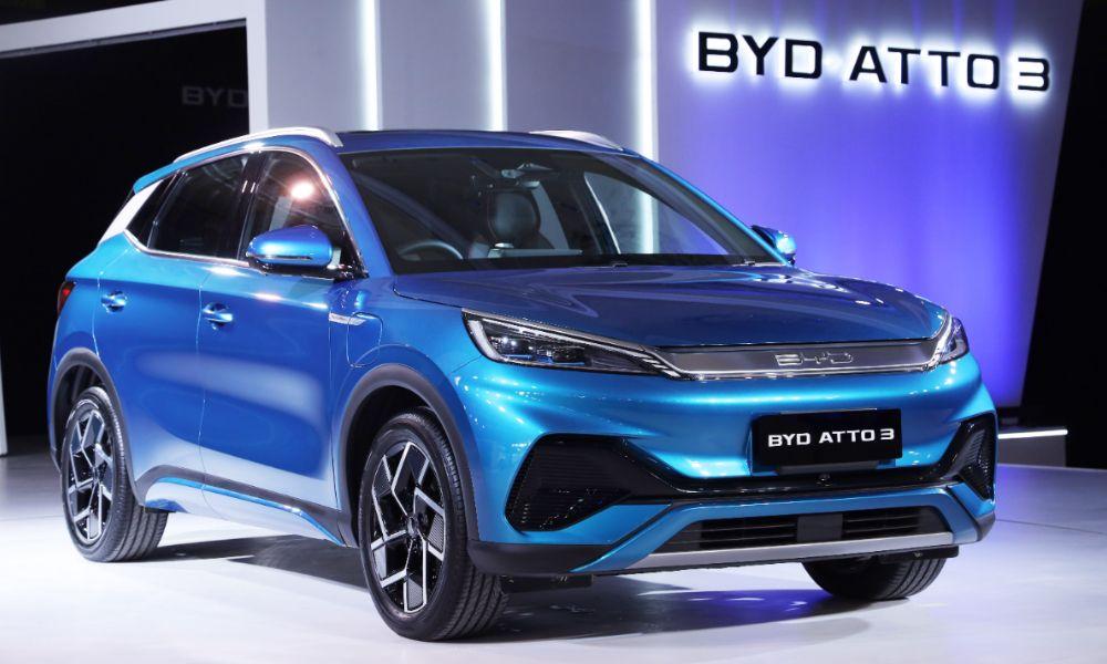 BYD India Celebrates 16 Year Anniversary
BYD के पास वर्तमान में चेन्नई में 2,000 कर्मचारियों का एक नेटवर्क है, जिसमें भारत के 21 शहरों में फैले 24 शोरूम शामिल हैं.