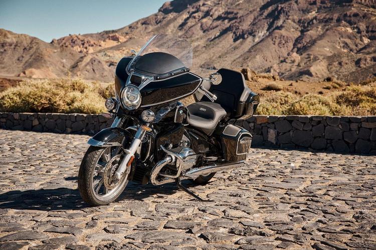BMW R 18 Transcontinental Launched In India; Priced At Rs. 31.5 Lakh बीएमडब्ल्यू R 18 ट्रांसकॉन्टिनेंटल भारत में कंप्लीटली बिल्ट यूनिट (सीबीयू) के रूप में आती है. इसके साथ, बीएमडब्ल्यू  मोटरराड अब क्रूजर सेगमेंट में तीन मॉडल पेश करता है, अन्य दो R 18 और R 18 क्लासिक हैं.