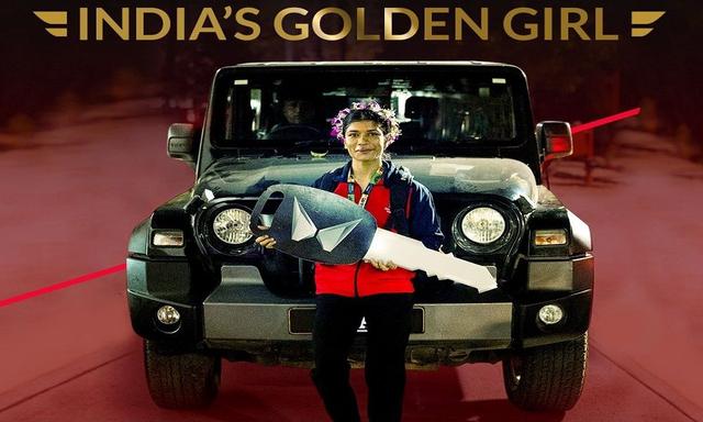 एसयूवी निर्माता महिंद्रा एंड महिंद्रा ने बॉक्सिंग में स्वर्ण पदक जीतने पर एथलीट निखत ज़रीन को थार एसयूवी उपहार में सौंपी. 
