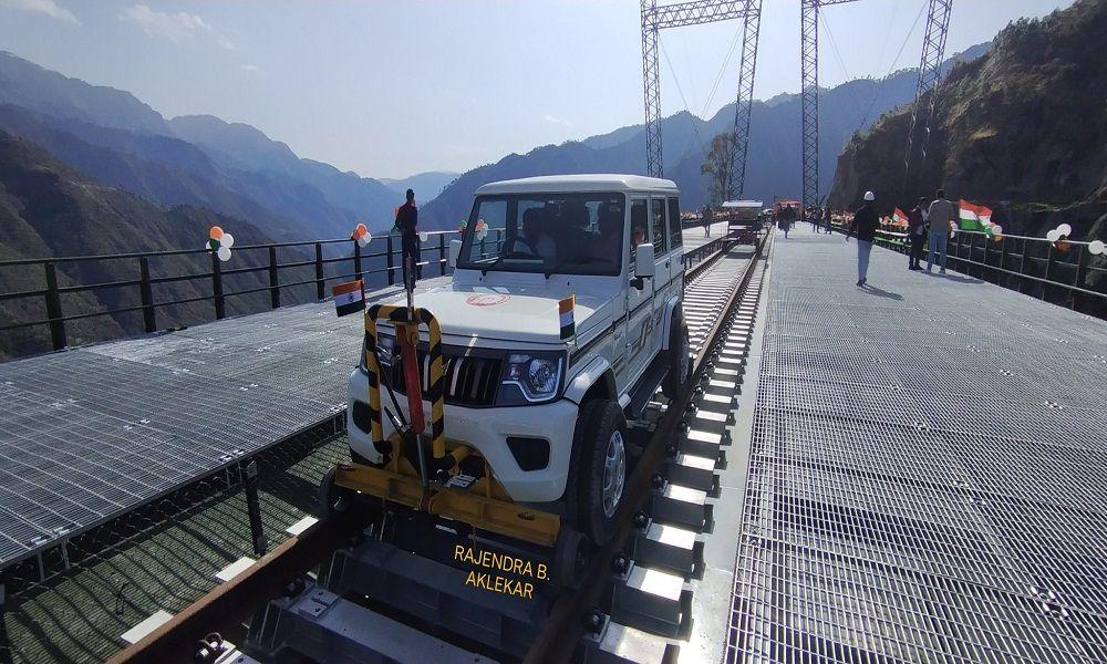 रेल डिब्बे में तब्दील महिंद्रा बोलेरो कश्मीर में दुनिया के सबसे ऊंचे रेल पुल को पार करने वाली पहली वाहन बनी एक वीडियो में महिंद्रा बोलेरो एसयूवी को एक रेल डिब्बे में बदलते देखा गया. वाहन को जम्मू-कश्मीर के चिनाब में दुनिया के सबसे ऊंचे रेलवे आर्च ब्रिज पर रेल की पटरियों पर चल रहा था. यह पुल चिनाब नदी के जलस्तर से 359 मीटर ऊपर स्थित है.