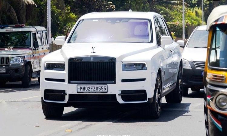 Shahrukh Khan Spotted In A New Rolls Royce Cullinan Black Badge रोल्स रॉयस कलिनन ब्लैक बैज की कीमत रु 10 करोड़ (एक्स-शोरूम, दिल्ली) है.